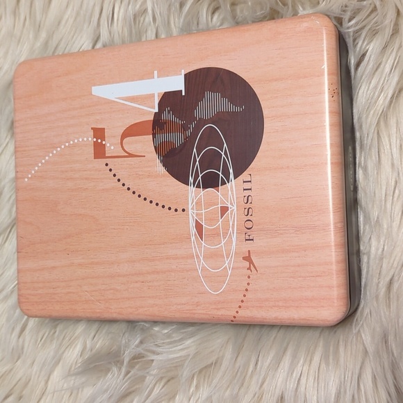 Brand New Fossil wallet & keychain in collectors tin - Picture 4 of 5